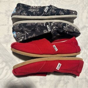 TOMS  2 pairs women Red and Paisley navy Slippers